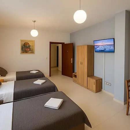 Clothes بيت ضيافة